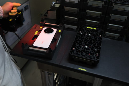 The mobile is prepared before entering the case that will seal it permanently | Image: Xataka