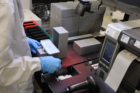 The penultimate operator places the phone into the box and moves it to the packaging area | Image: Xataka
