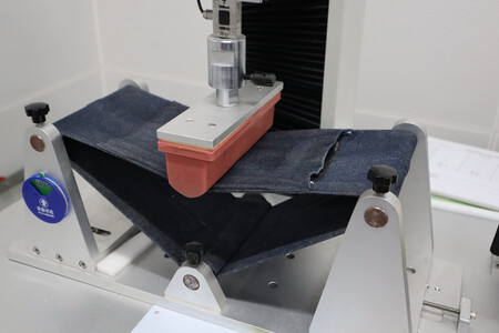 If your mobile doesn't bend in your pocket, it's thanks to this test | Image: Xataka