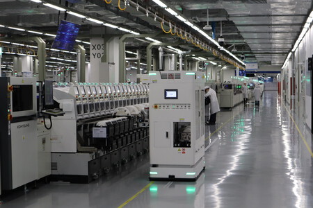 Production line of the HONOR Magic8 Pro. What starts as a motherboard comes out at the end as a packaged phone ready for sale | Image: Xataka