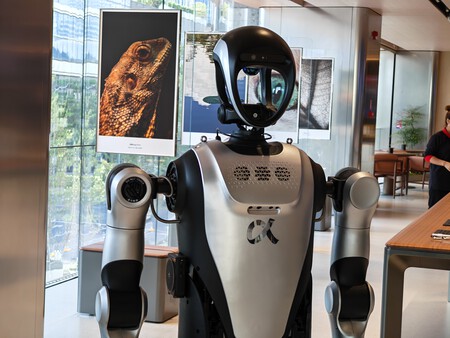 This is HONOR's humanoid robot, developed entirely by them and visible in their store | Image: Xataka