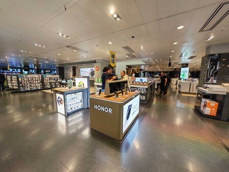 HONOR stand in one of the El Corte Inglés in Córdoba, right next to Samsung, Google, Xiaomi and Apple | Image: Xataka