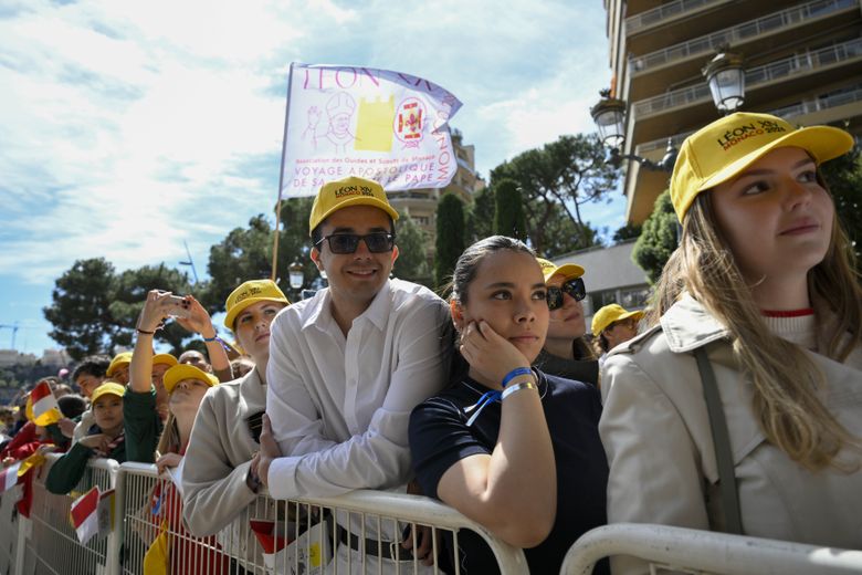 Many young people crowded in front of the Sainte-Dévote church to greet the sovereign pontiff.