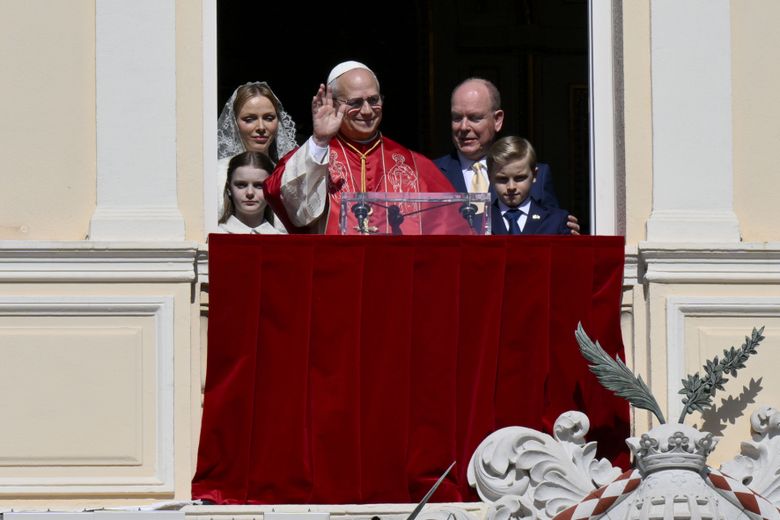 Leo XIV greeted the crowd from the balcony of the palace of Prince Albert II.