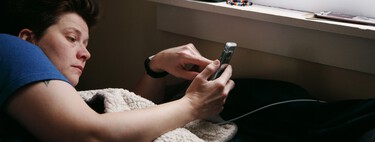 Sleeping with our cell phone 30 centimeters from our face is breaking our sleep. But not for the most suspected reason