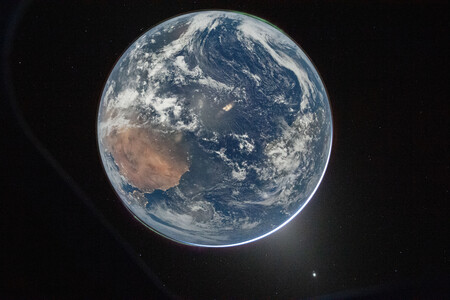 Earth from the perspective of Artemis II. POT