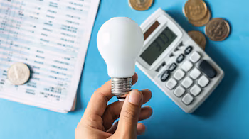 Electricity bill and lamp, accounts to pay on a table - (Illustrative Image Infobae)