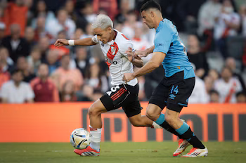River monopolizes possession of the ball