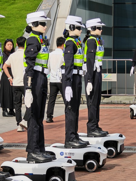 Robots dressed as police | Image: Xataka