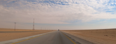 The longest straight road in the world is a mental challenge: 240 km without curves, in the middle of the desert and with truck traffic