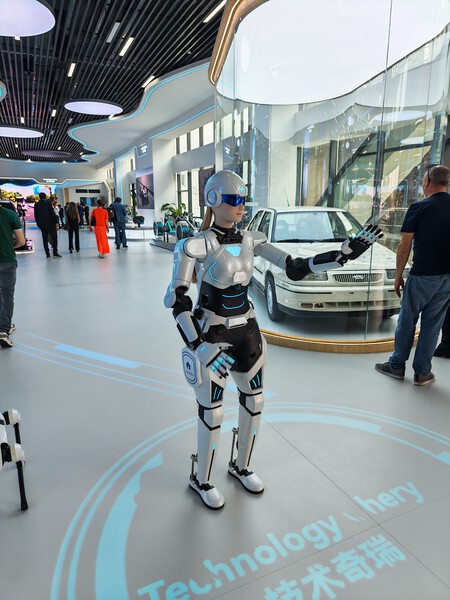 The AiMOGA robot in the Chery showroom | Image: Xataka