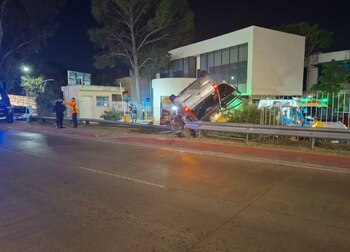 The three occupants of the vehicle were treated at the scene, without needing to be transported to a health center.
