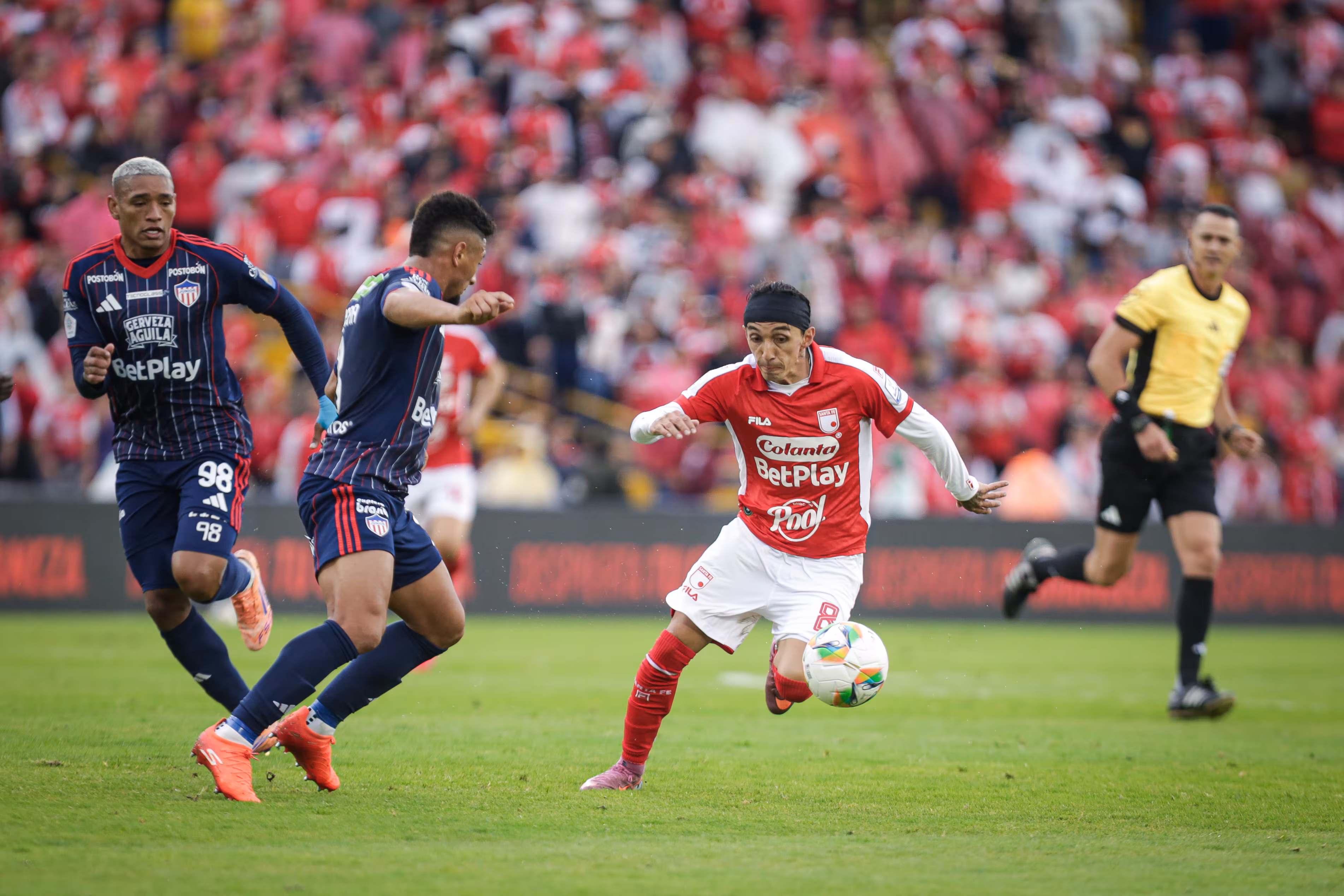 Al término del primer tiempo, Junior le gana a Santa Fe por la mínima diferencia en Bogotá - crédito Colprensa