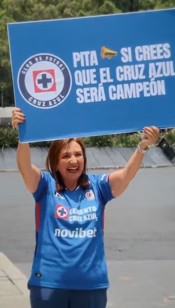 Xóchitl Gálvez takes to the streets to cheer on Cruz Azul