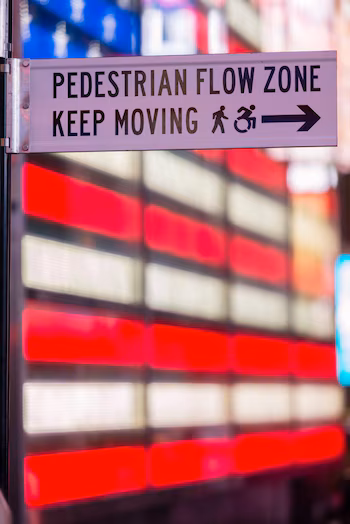 The city relies on special corridors to reduce delays and organize the transfer of visitors.