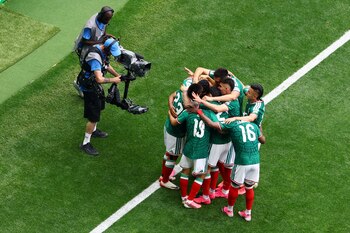 Mexican soccer players hug Raúl Jiménez during the goal. REUTERS/Raquel Cunha