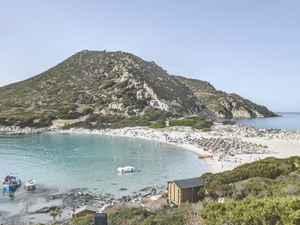 “We Risk Getting Sunstroke Like That!”: This Idyllic Beach Makes a Bold Decision to Ban Umbrellas for Tourists