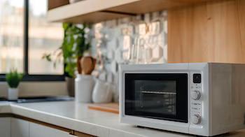 A white microwave on a kitchen counter - (Illustrative Image Infobae)