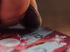 Undocumented Migrant Wins 500,000 Euros in Scratch Game and Receives Residence Permit