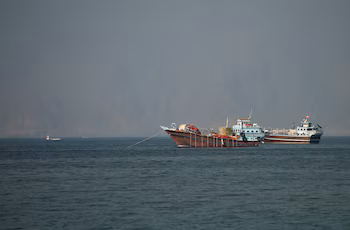 Heavy Traffic Persists in the Strait of Hormuz Despite Iran’s Warnings