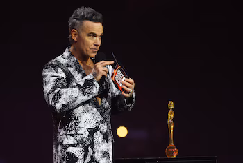 Robbie Williams Raises an Argentine Shirt During the Show in Support of Lionel Messi: Watch the Video