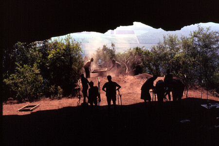 200,000 Years Ago, Humans Were Already Making Their Beds—In Their Own Unique Way—As Revealed by a Remote Cave in Africa