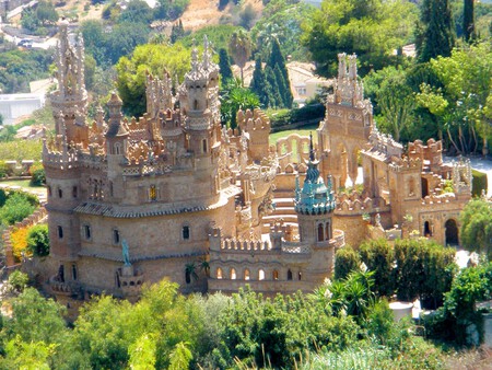 In 1987, a Doctor Built a Castle by Hand on the Costa del Sol: An Astonishing Feat for the Guinness Book