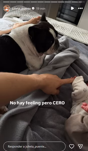 The moment of the presentation of Burpi, Juli Puente's dog with Serena, her newborn baby (Instagram)