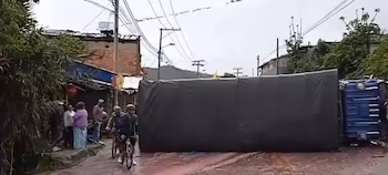 Chaos on the Bogotá – La Calera Road: Truck Overturning Causes Total Road Closure