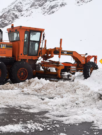 The authorities continue with their tasks to clear routes and roads
