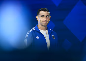 Dibu Martínez Reveals Why He Cries Alone and What Doctors Told Him Before the World Cup: ‘My Head Was Filled with Questions’