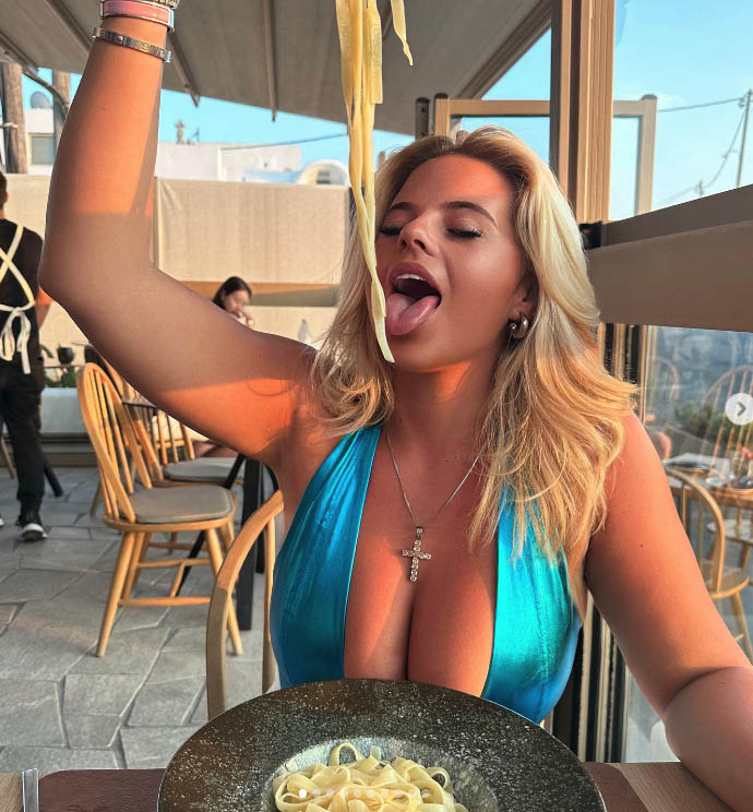 Apolonia realmente disfrutó este plato de pasta en sus vacaciones de verano en Santorini.