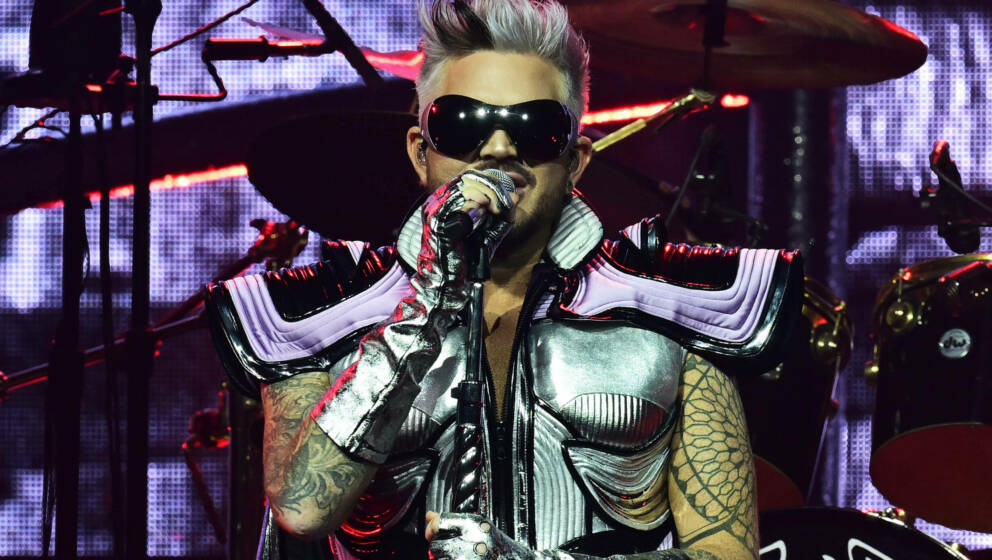 BALTIMORE, MARYLAND - OCTUBRE 04: El cantante Adam Lambert actúa en el escenario como Queen + Adam Lambert inicia el 'Rhapsody Tour'