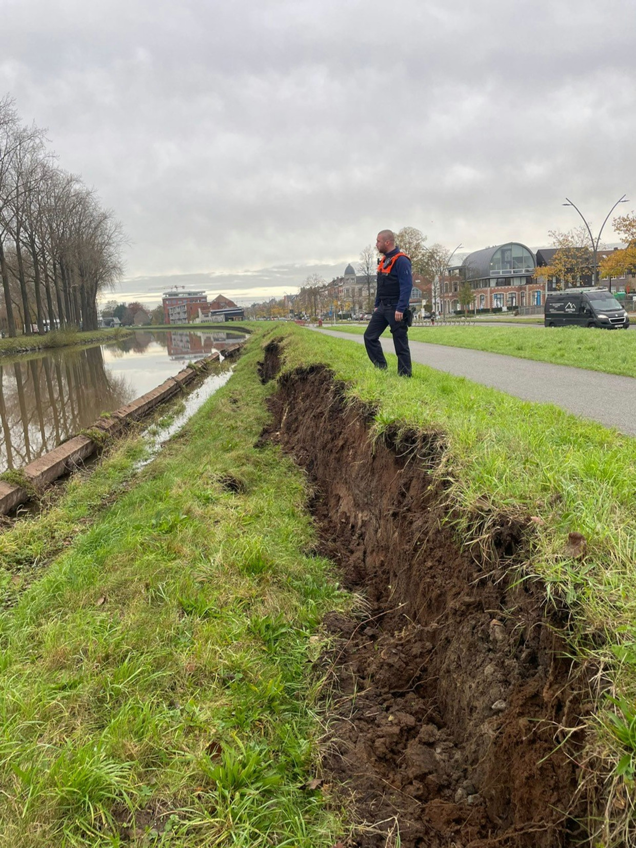 Hundimiento del dique a lo largo del canal Gante-Brujas en Assebroek.  Imagen Policía de Brujas