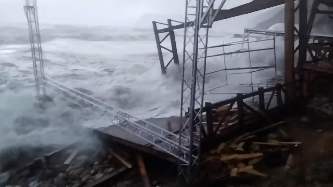 Beeld uit video: Storm verwoest Russische loopgraven op de Krim