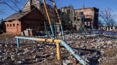 Parque infantil y escuela destruidos en Ucrania