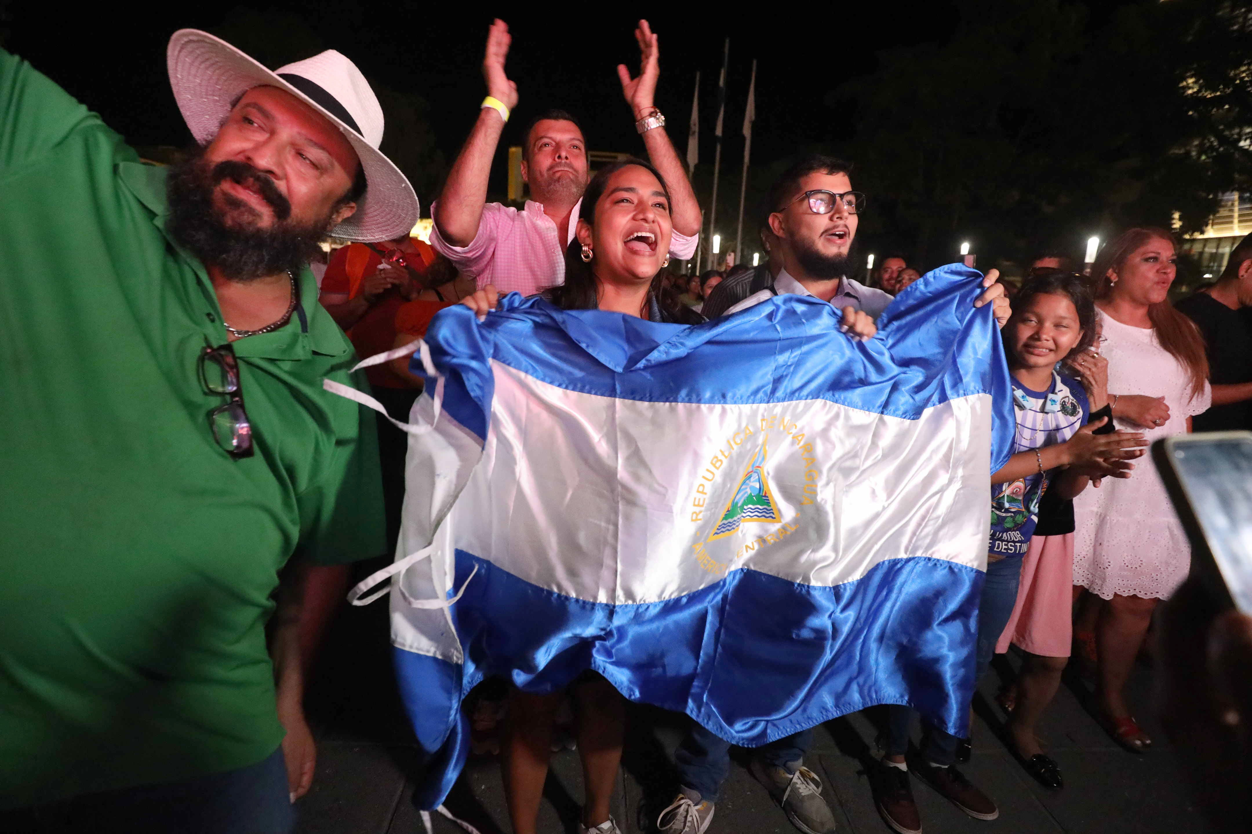Los partidarios nicaragüenses salieron a las calles después de su victoria portando la bandera nacional prohibida.