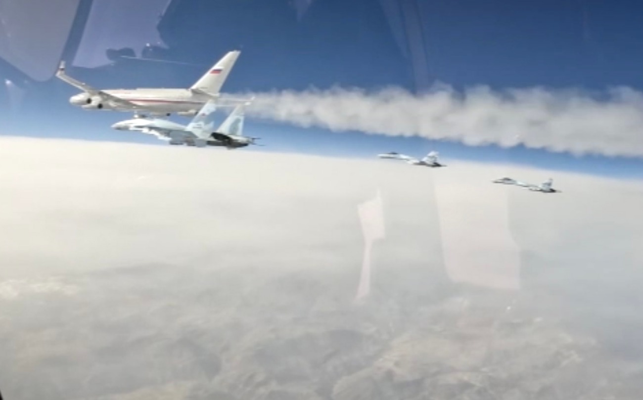 El avión de Putin estuvo inusualmente rodeado por aviones de combate rusos Su-35S mientras se dirigía a los Emiratos Árabes Unidos.