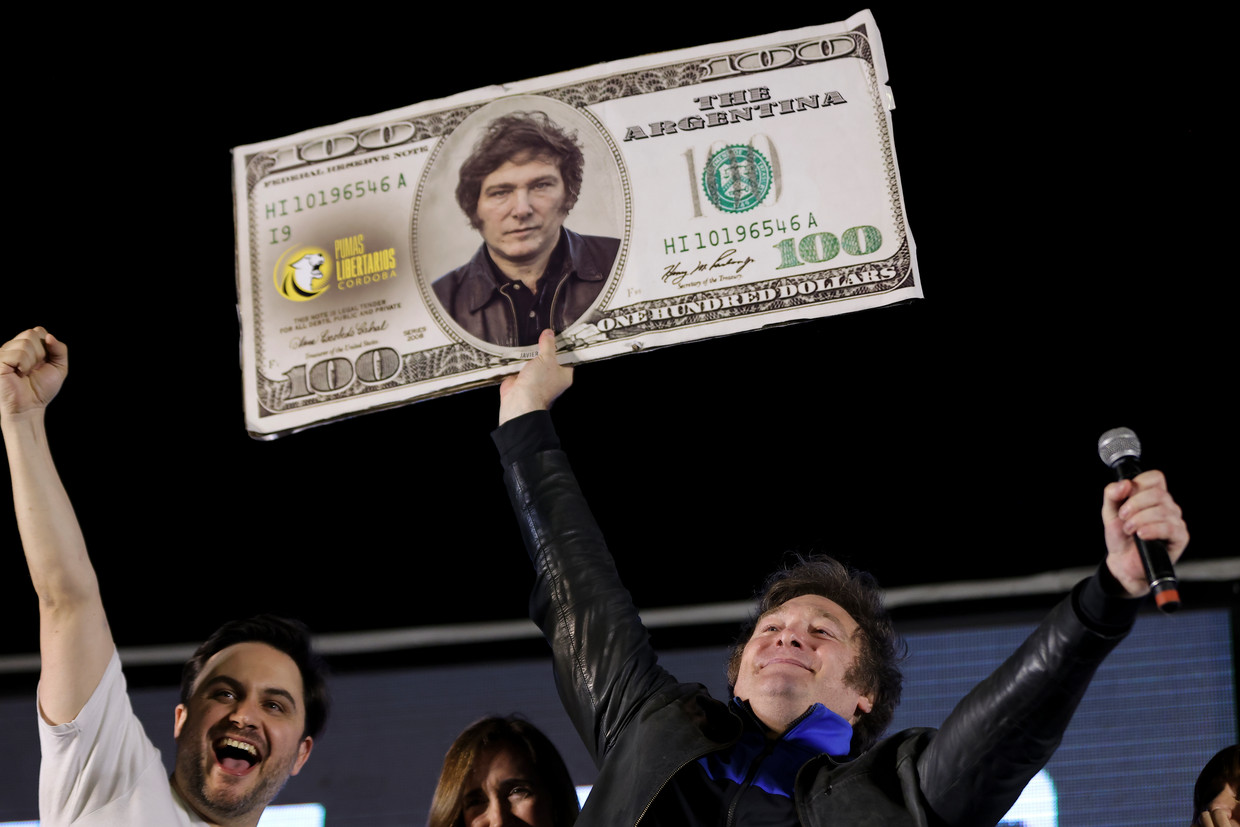 Javier Milei en noviembre pasado durante una reunión del partido.  Hizo campaña con la promesa de introducir el dólar en Argentina.  Ese plan está archivado por ahora.  Imagen AP