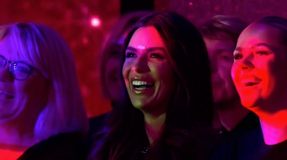En el vídeo, Davide actúa en su italiano nativo mientras su novia Ekin-Su Cülcüloğlu observa desde el público.