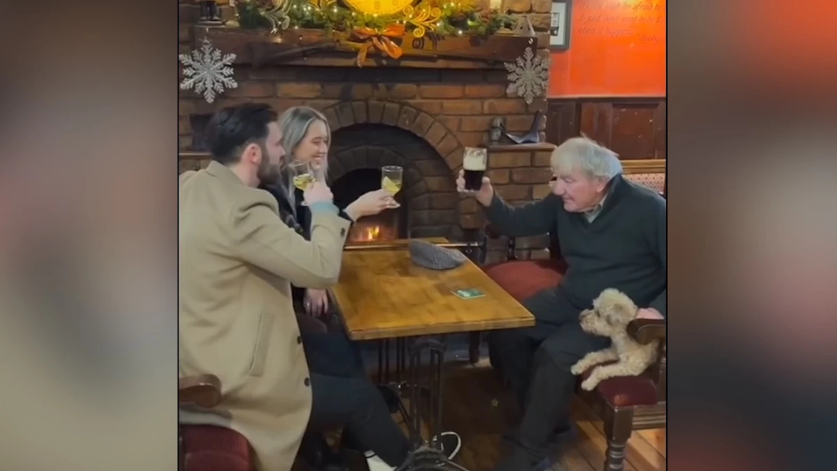 Un perro, dos nuevos amigos y una cerveza en el pub: el 