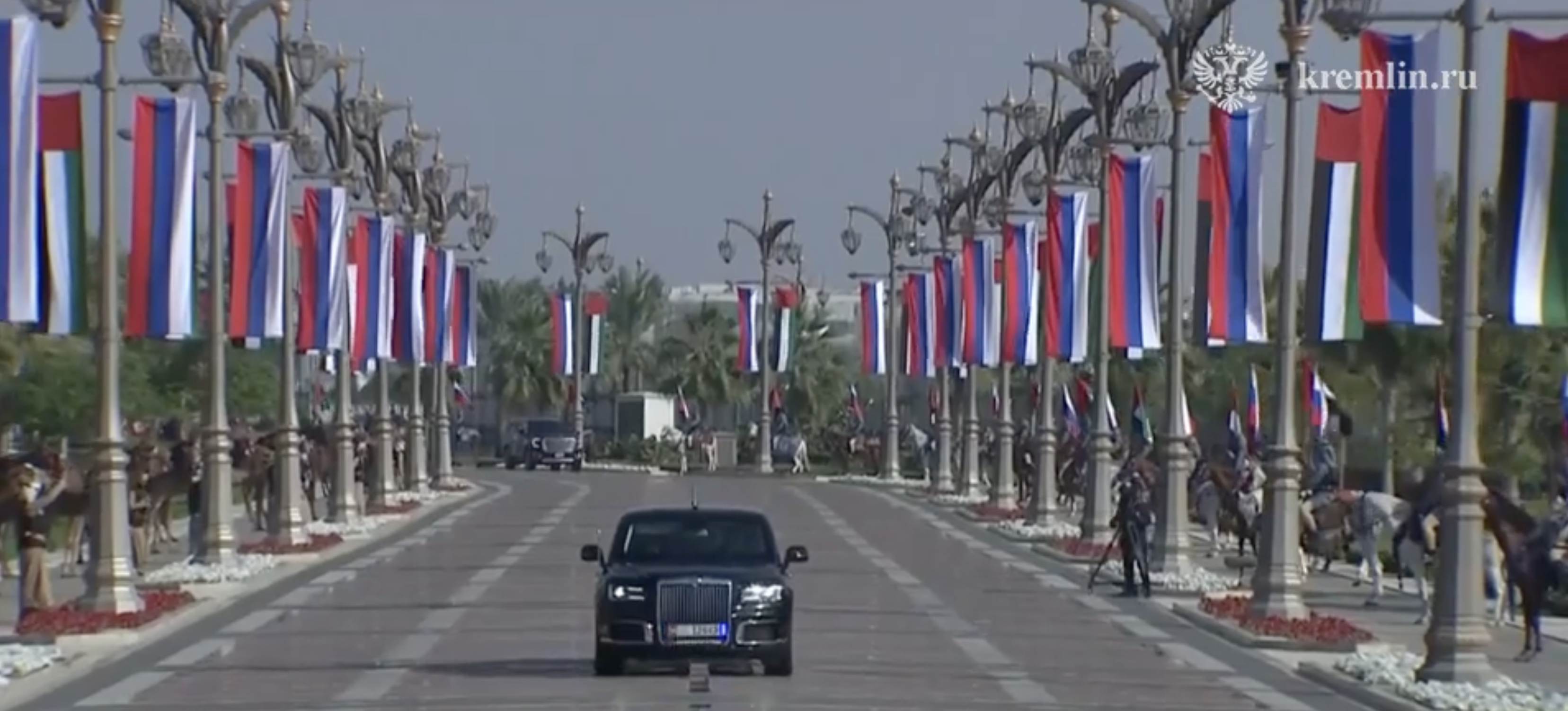 La limusina de Putin, valorada en un millón de libras, recorriendo las calles de Abu Dabi llenas de banderas rusas, camellos y caballos.
