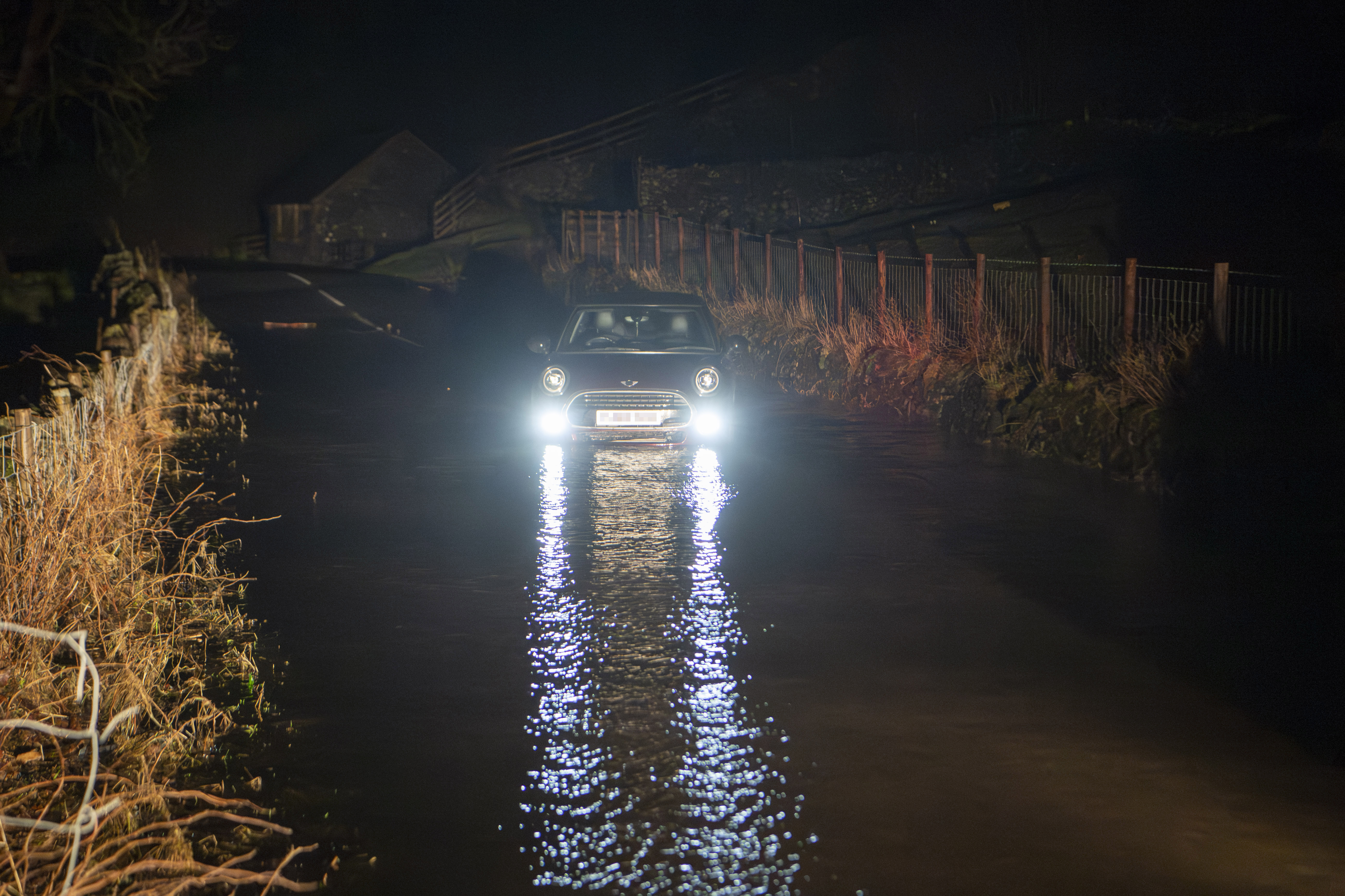 Los automovilistas se han visto obligados a abandonar sus coches debido a las intensas inundaciones en Cumbria