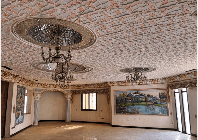 Después de la huida del jeque, el palacio estuvo abandonado durante más de tres décadas.