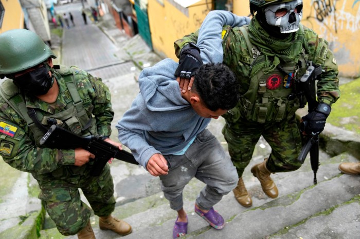Soldados detienen brevemente a un joven en Quito para comprobar si tiene tatuajes relacionados con pandillas