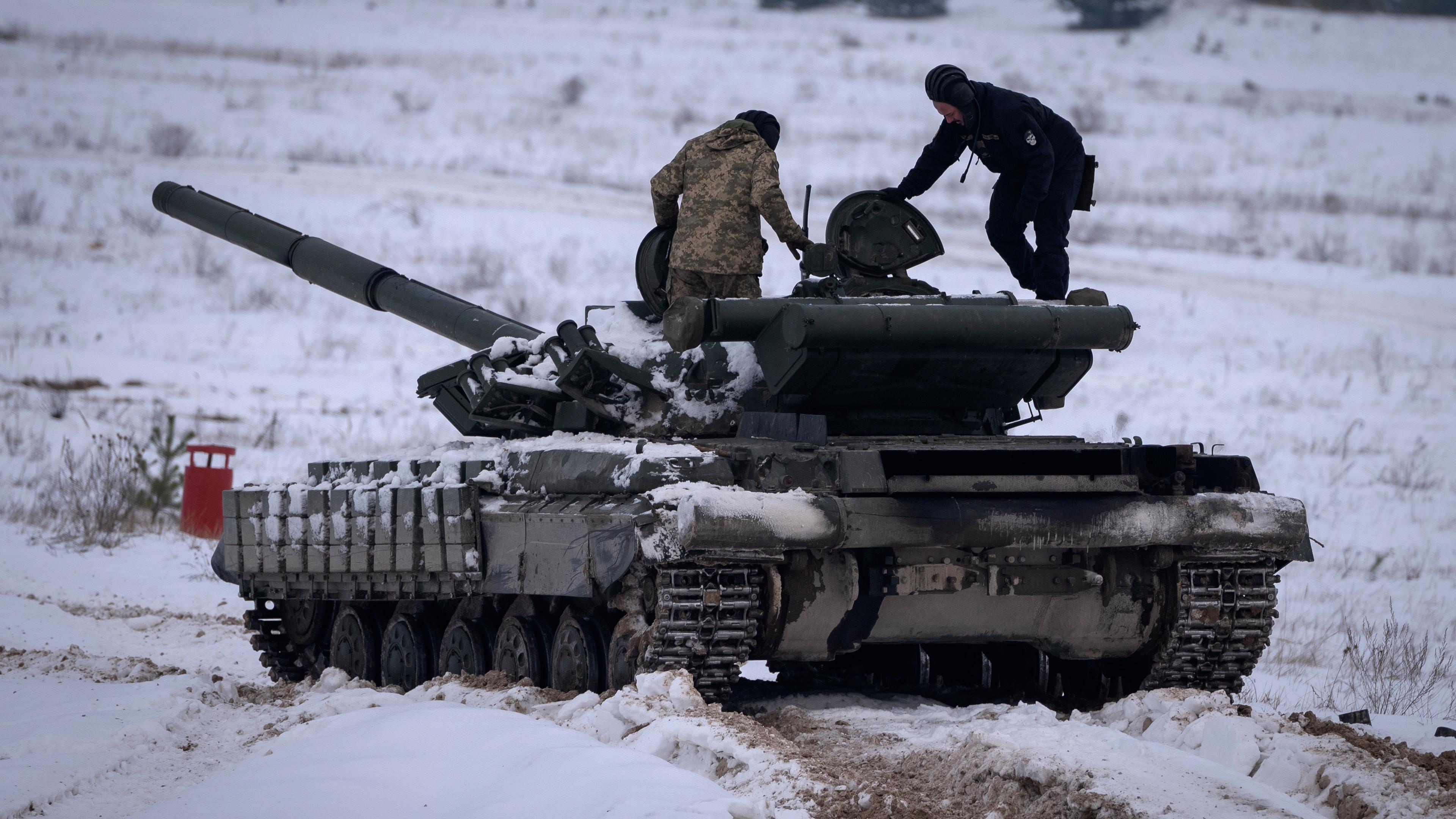 Soldados ucranianos practican en un tanque durante un entrenamiento militar, tomada el 6 de diciembre de 2023.