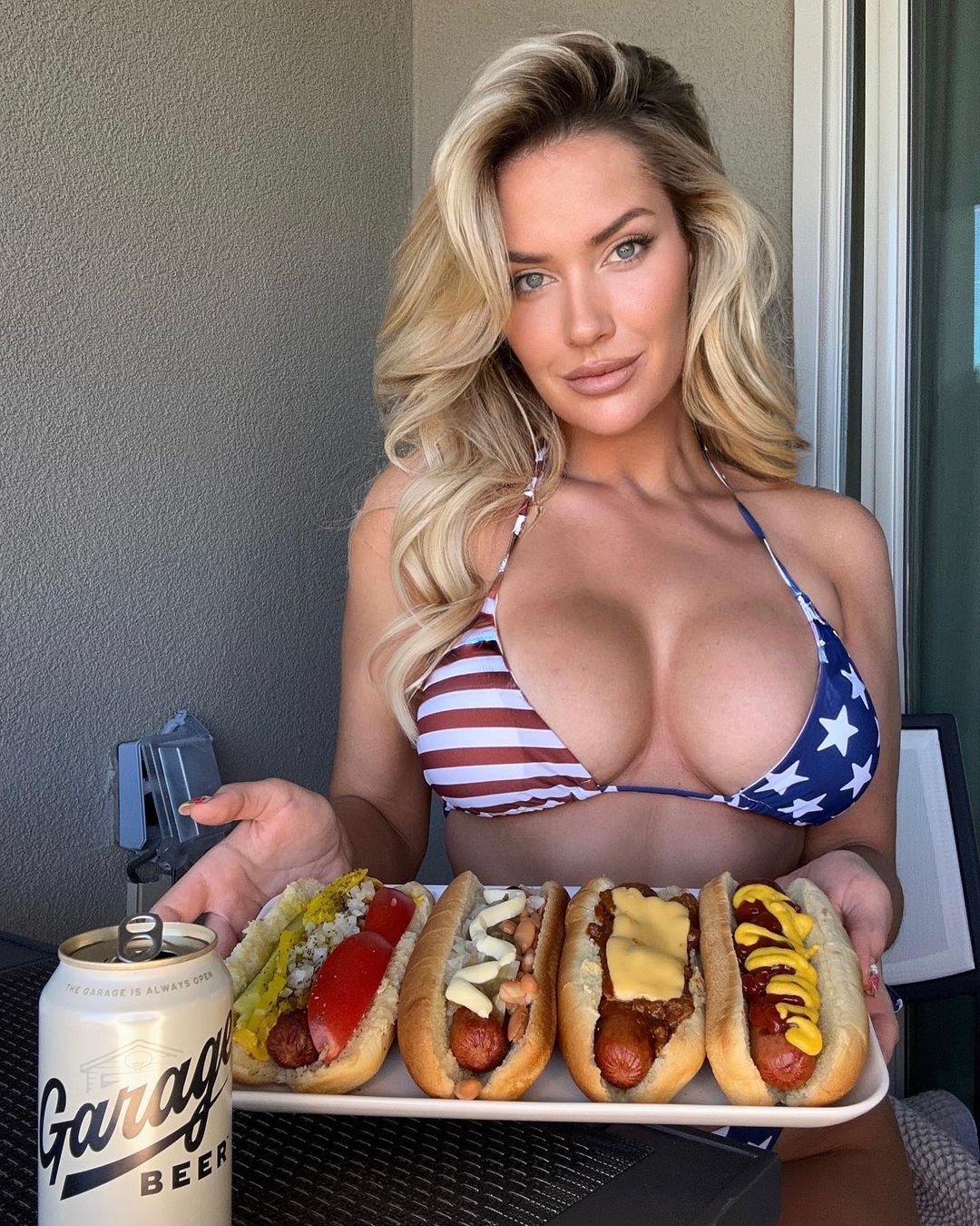 Paige celebró el US Open en bikini de barras y estrellas, comiendo hot dogs