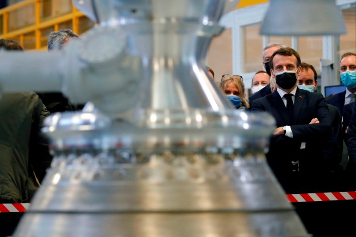 Emmanuel Macron visita el sitio industrial de ArianeGroup