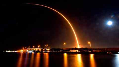El cohete SpaceX Falcon 9 despega en una misión que transporta satélites