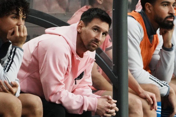 Lionel Messi observa desde el banco de suplentes durante el partido de Hong Kong
